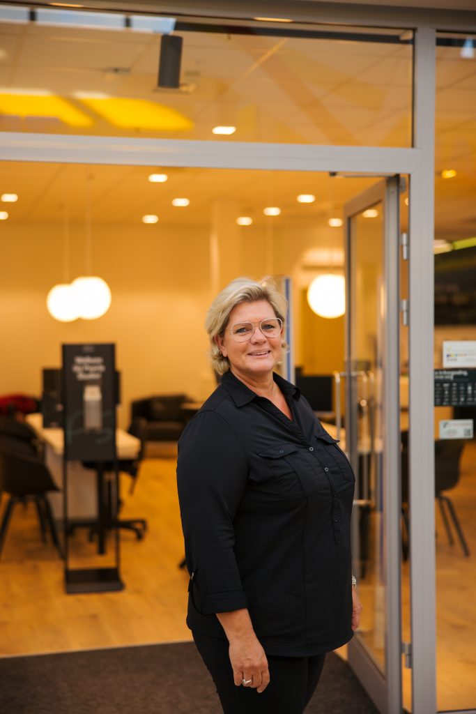 Onderneemster Pearle Studio poseert voor haar studio